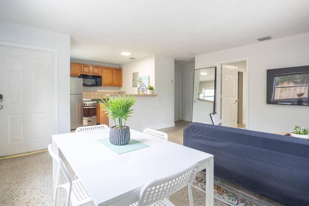 Lovely 2 Bed 1 Bath Near Las Olas W/Free Parking! Lägenhet Fort Lauderdale Exteriör bild